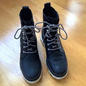 Cool Brex Sorel leather platform rain ankle boots, size 7